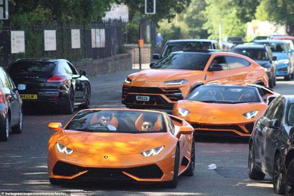 خودنمایی میلیونرهای انگلیسی در خیابان با اتومبیل های لوکس (تصاویر)